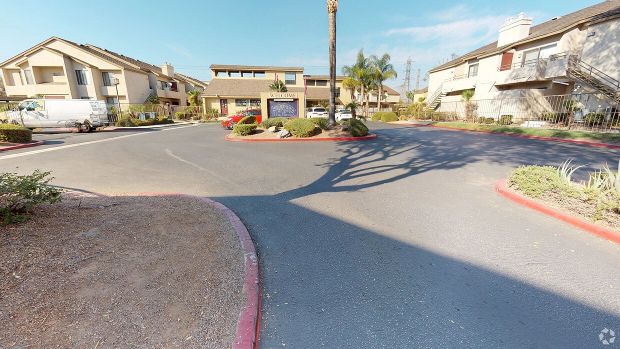 3D Tour - VILLAGE DRIVE APARTMENT HOMES