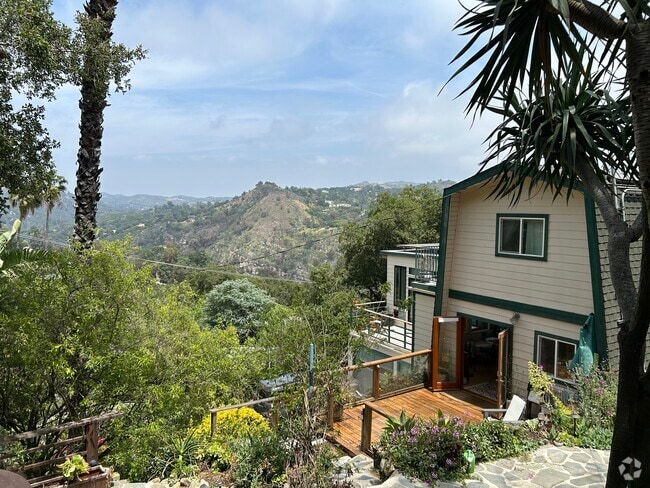 Building Photo - 1212 Fernwood Pacific Dr Rental