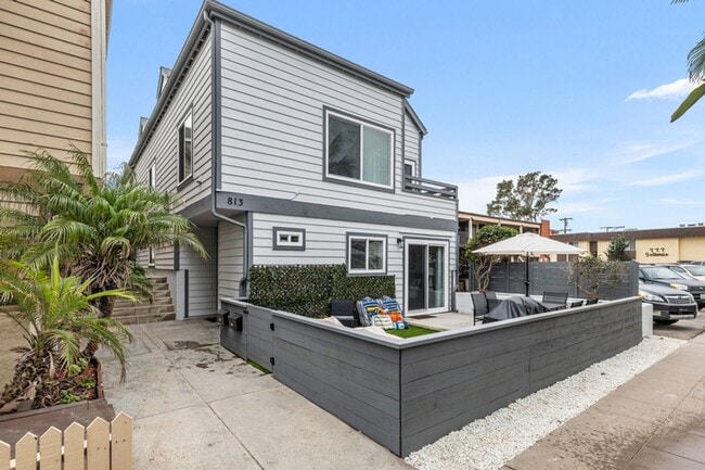 Building Photo - NEW Remodeled and furnished, 4 bed 3 bath available September 2026 to May 2027