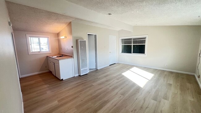 Building Photo - Cute 1 Bedroom Unit 3