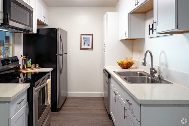 1BR, 1BA - 752 SF - The Windmill Apartments