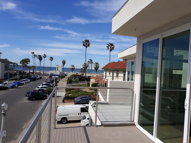 Building Photo - 5040 Santa Monica Ave Unit 4