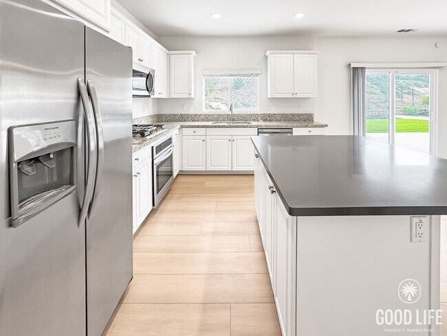 Photo - Beautiful 5Bd/3.5Ba Home in Cul-de-Sac in Riverside w/new Turf Back Yard and New Carpet!