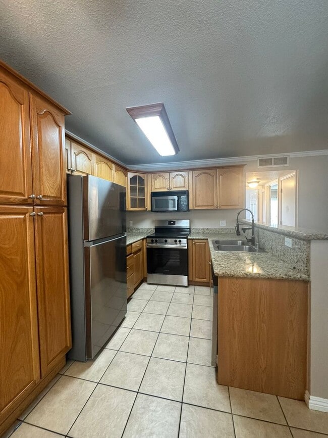 Building Photo - Cozy Upstairs Unit 20