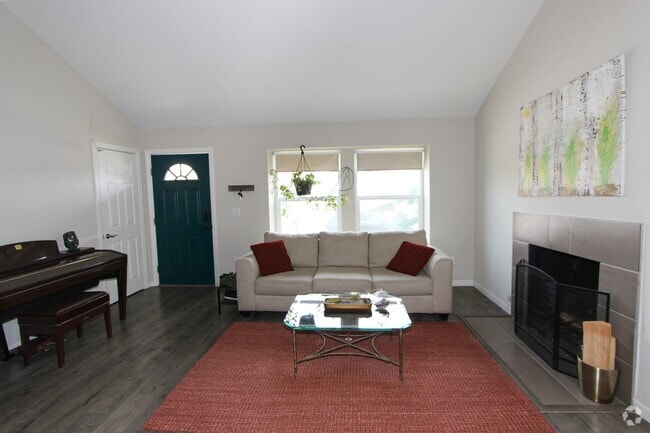 Building Photo - 4 Bedroom 2 Bathroom Home  - Move in special