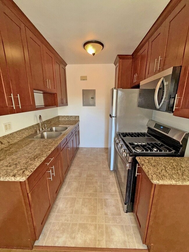 Building Photo - 1263 Hayworth Ave