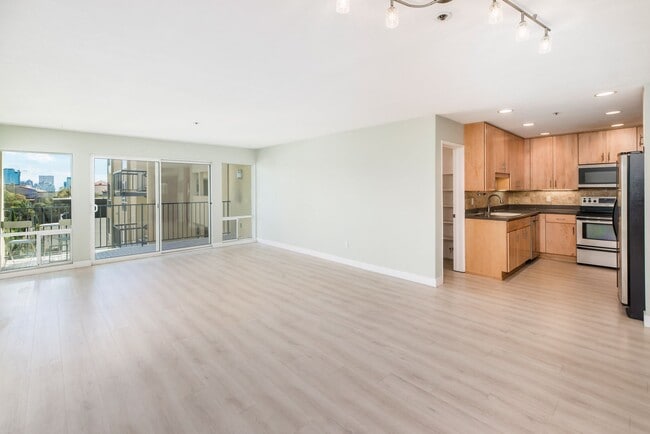 Photo - Beautiful Bankers Hill 2 bedroom condo Unit 5F