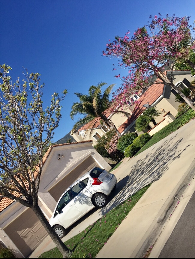 3 Car Garage - 14066 Glendale Ct Rental