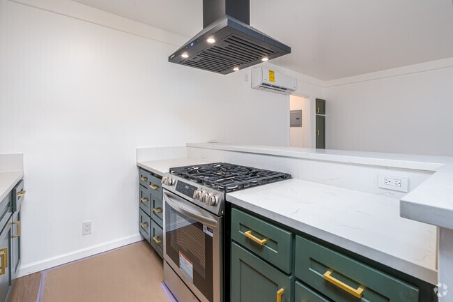 1BR, 1BA - 635SF - Kitchen - 5819 Carlton Way Apartments