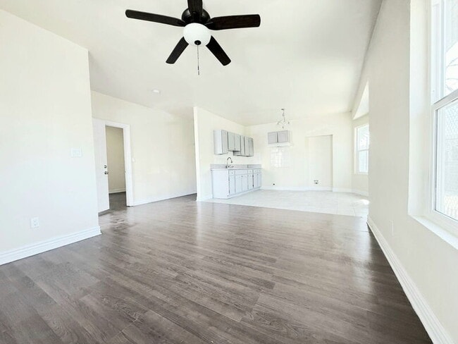 Photo - 1368 E Vernon Ave