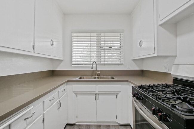 Building Photo - 402 Montana Ave