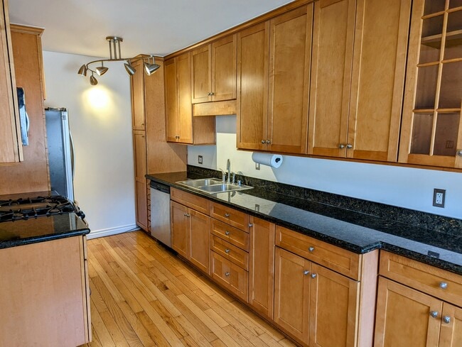 Building Photo - 1119 15th St Unit Santa Monica Condominium
