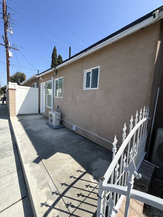 Building Photo - 760 N Olive St Unit C