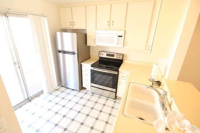 Building Photo - 2-Bedroom 1.5-Bathroom Townhouse