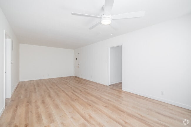 1BR, 1BA - 750SF - Living Room - Sunset West