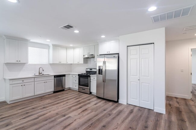 Photo - 1255 W 8th St