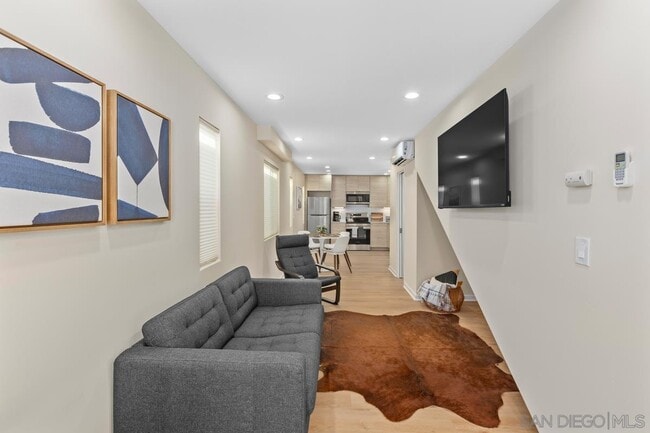 Photo - 3043 Oliphant St