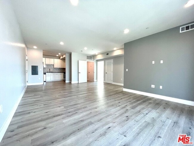 Photo - 14612 Calvert St Unit 401