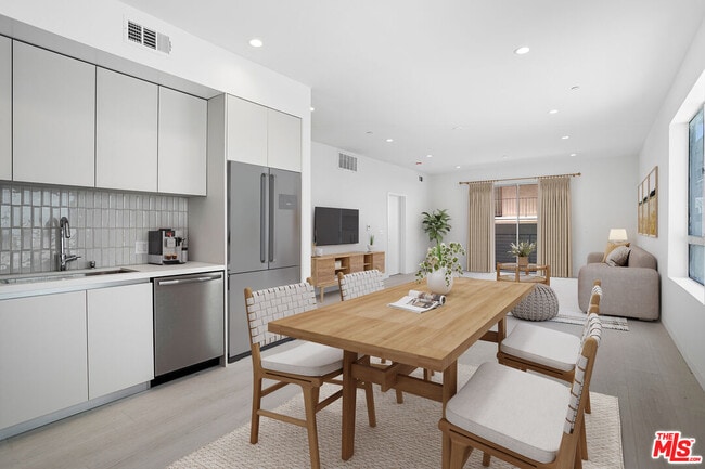 Building Photo - 11727 Kiowa Ave Unit 303