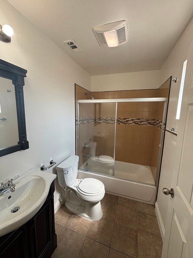 Photo - 836 W 76th St