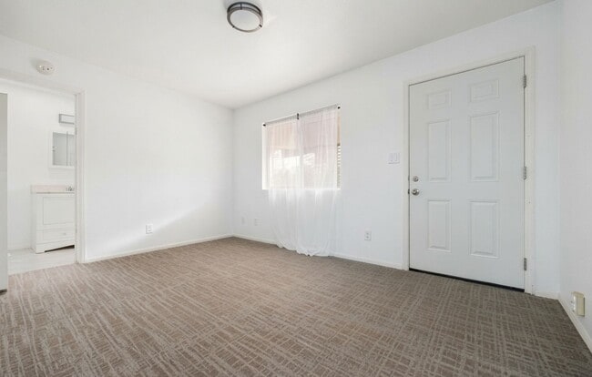 Photo - Beautiful Detached 1 Bedroom Home in Lakeside!
