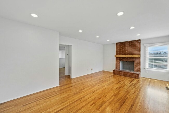 Photo - 2247 Bolinas St