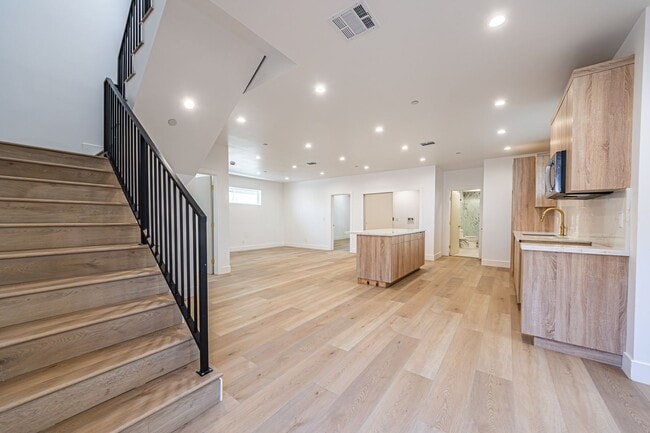 Building Photo - 240 N Dillon St Unit #240 1/4