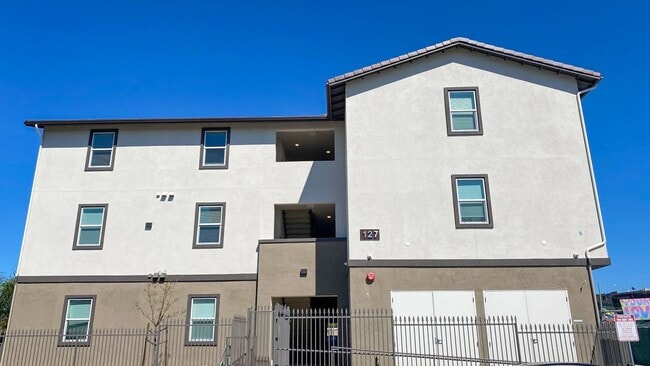 Photo - La Perla Apartments