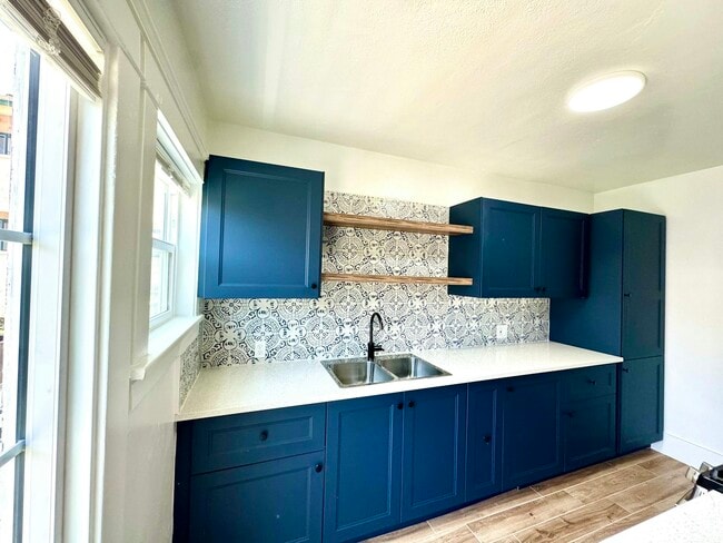 Building Photo - 279 Redondo Ave Unit 279 Redondo  B