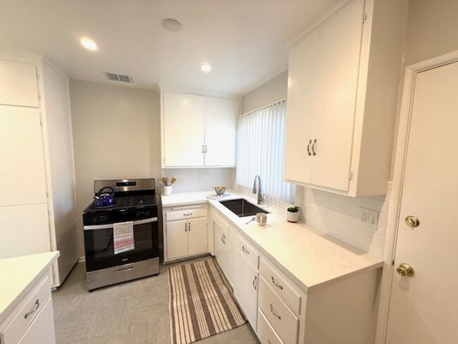 Building Photo - Milan Unit Milan Rental