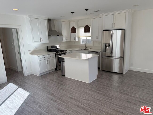 Photo - 907 Burrell St