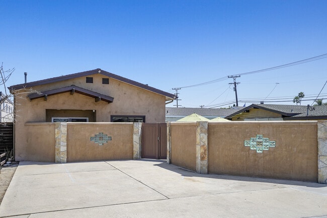 Building Photo - Private Guest House in Eastside Costa Mesa