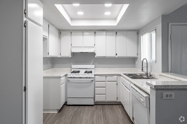 2BR, 2BA - 1000SF - Kitchen - Sand Castle Apartments