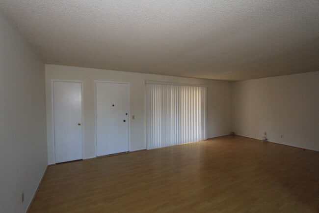 Photo - 3bedroom/ 2bathroom Condo with 2 garage parking