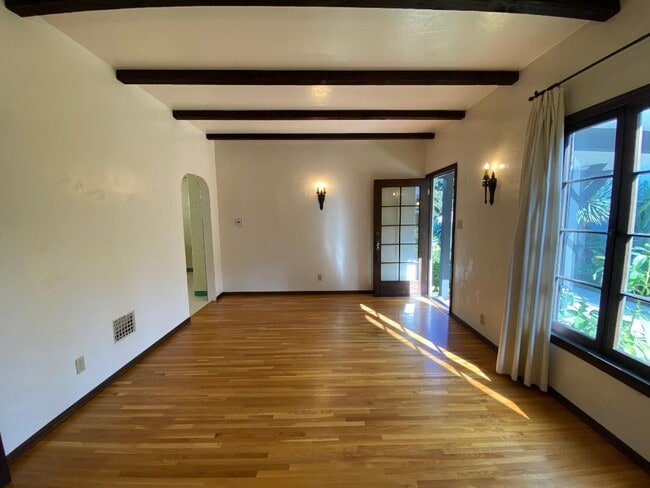 LIVING ROOM & ENTRY - 1841 Kelton Ave Unit 1841-B