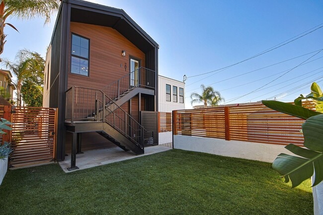 Building Photo - Luxury Living with Massive Private Yard in Downtown Burbank! Unit 723 Apt. 201