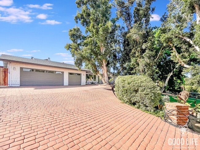 Building Photo - Stunning 4B/2.5BA House in Escondido!
