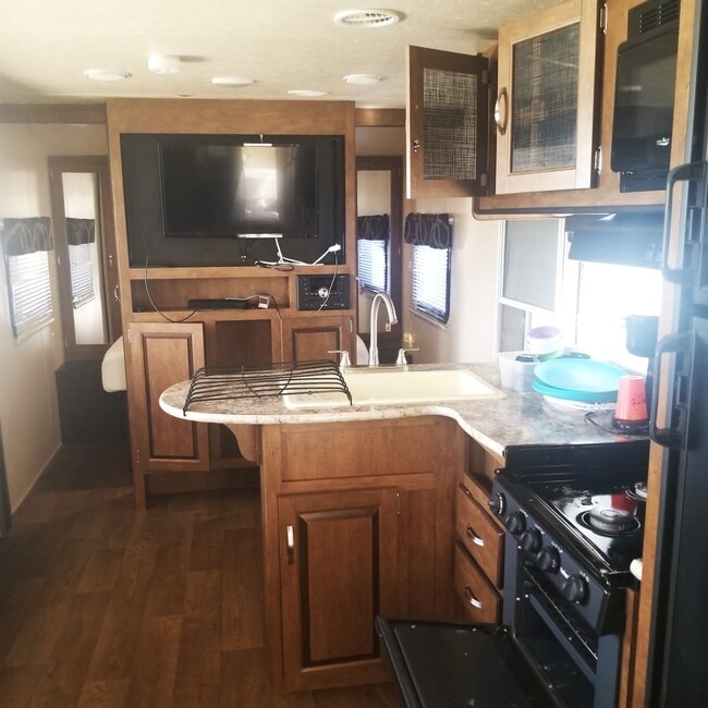 Building Photo - 218 W Carson St Unit Trailer11