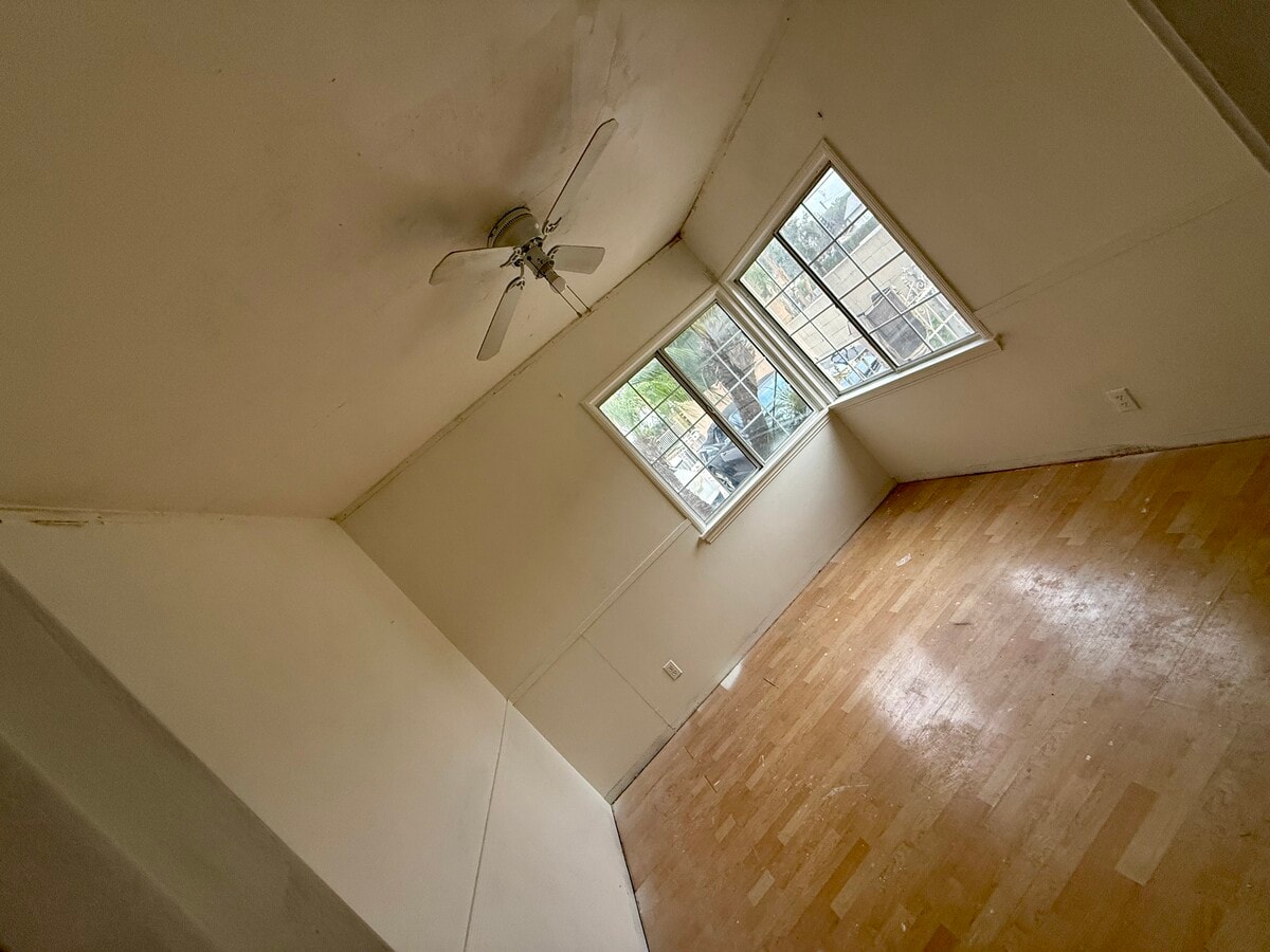 Photo - 707 N Baker St