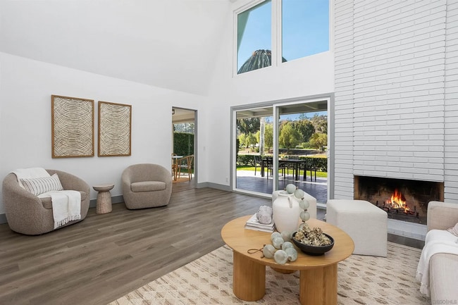 STUNNING HOME WITH GOLF COURSE VIEW IN WHI... - STUNNING HOME WITH GOLF COURSE VIEW IN WHI...