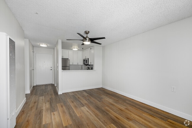 1BR, 1BA - 540SF - Living Room - Beck Park