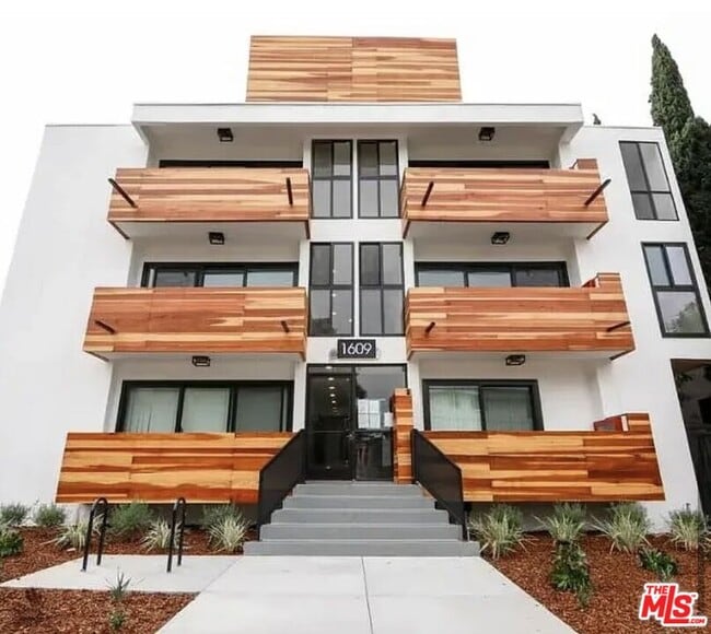 Building Photo - 1609 Veteran Ave Unit 5