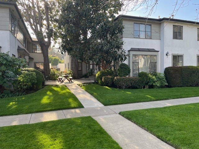 Courtyard - 3155 S Barrington Ave Unit B