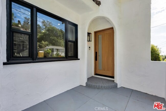 Photo - 2222 Valentine St