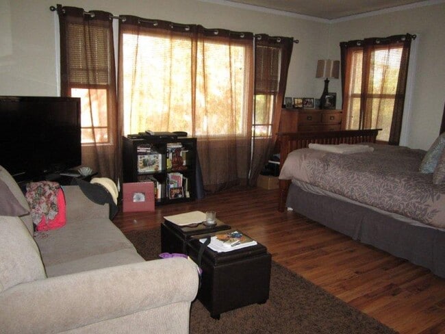 Building Photo - 3400 E 2nd St Unit 2