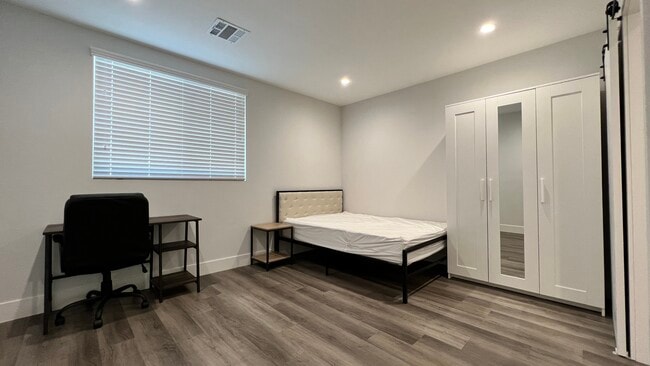 Photo - 1530 W 37th St -- Housing near USC/Ktown