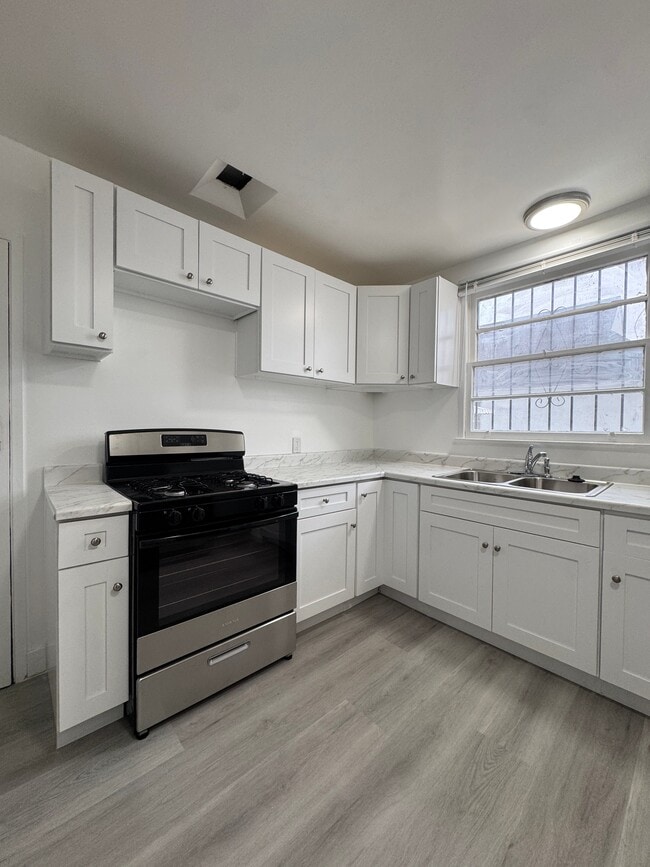 Photo - 1933 Carmona Ave