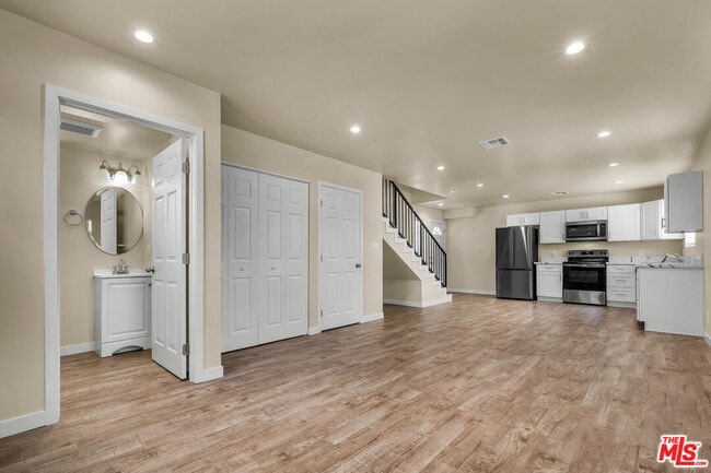 Building Photo - 2816 3/4-2814 W Jefferson Blvd