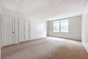1BR, 1BA - 700SF - Living Room - Park Manor