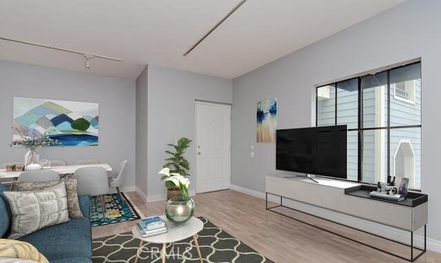 Building Photo - 720 W 4th St Unit 320